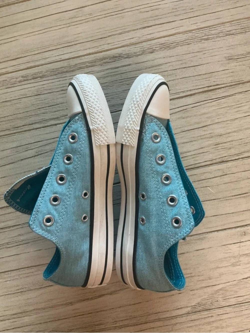 Converse Kids Light Blue Low Top Sneakers, fits a woman size 6.5